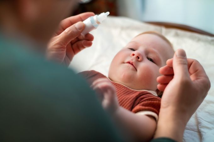 Cách nhỏ nước muối cho trẻ sơ sinh và trẻ nhỏ
