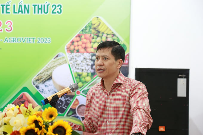 Ông Nguyễn Minh Tiến, Giám đốc Trung tâm Xúc tiến thương mại Nông nghiệp phát biểu tại họp báo Ảnh: Lâm Hùng.