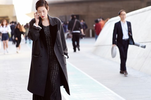 Độ dài cũng đầm và độ dài của áo khoác cần có một tỉ lệ hòa hợp với nhau.