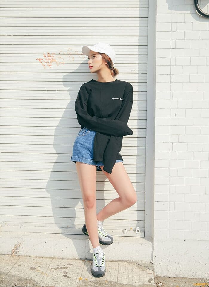 Gợi ý cách phối quần short với giày sneaker cho chị em