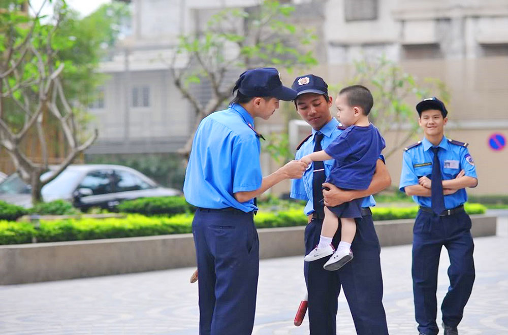 Phụ huynh an tâm với dịch vụ bảo vệ tại trường học