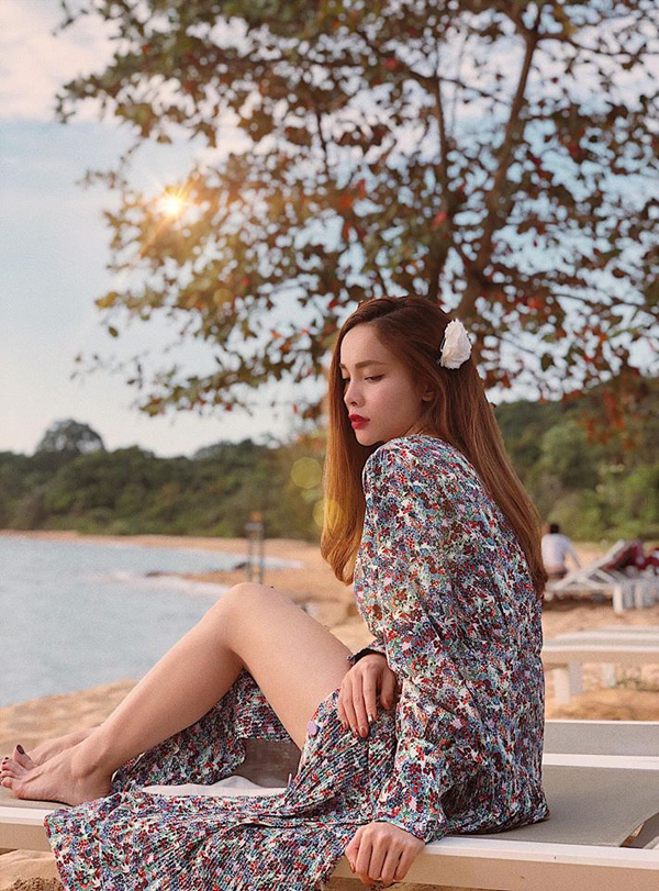 Trong kỳ nghỉ ở biến, Yến Trang chọn kẹp tóc đính hoa khi diện váy xẻ cao để tạo nên nét nhẹ nhàng, đậm chất nữ tính. 