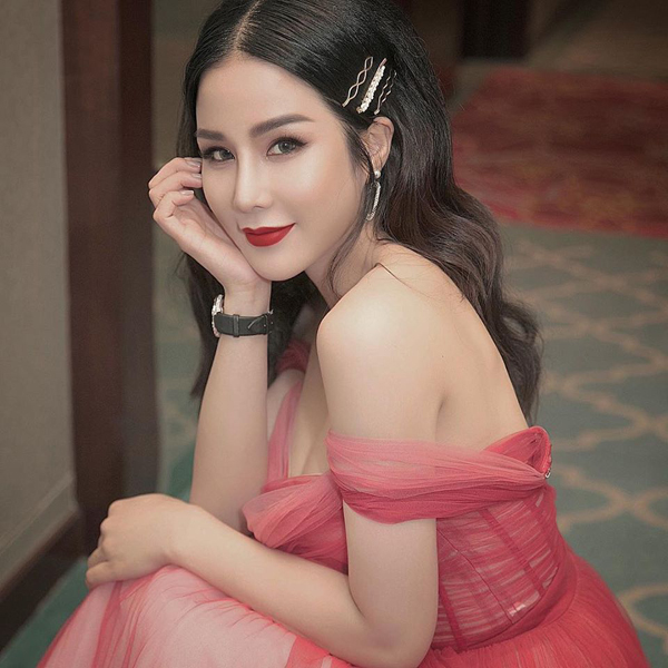 Kiểu kẹp tóc tưởng chừng đã lui vào dĩ vãng được Diệp Lâm Anh chọn lựa để tạo điểm nhấn cho hình ảnh khi tham gia sự kiện.