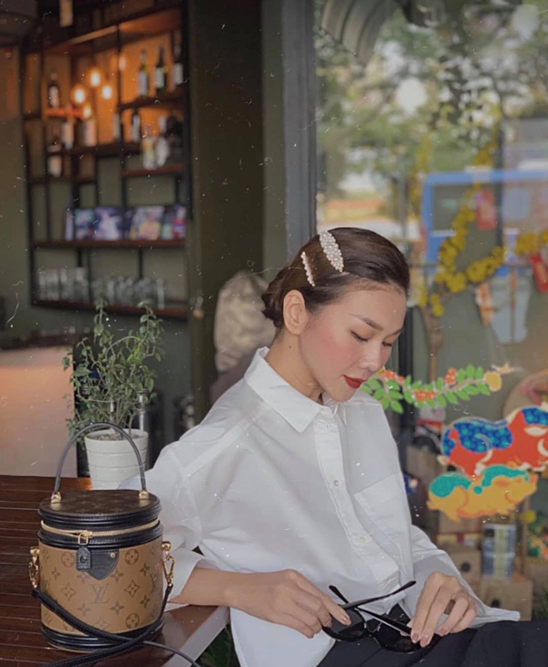 Ngoài túi cặp lồng hot trend, Thanh Hằng cũng tô điểm cho phong cách bằng các mẫu kẹp tóc đang được rất nhiều người đẹp Việt yêu thích. 