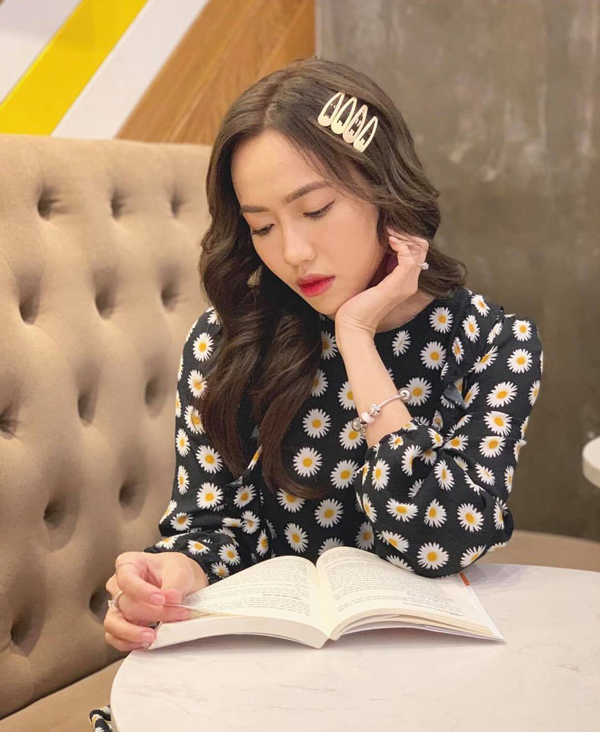 Diệu Nhi gợi nhớ hình ảnh của các cô nàng Mắt Ngọc, Mây Trắng thủa mới thành lập nhóm hát với nét trẻ trung, đáng yêu cùng mốt kẹp mái.