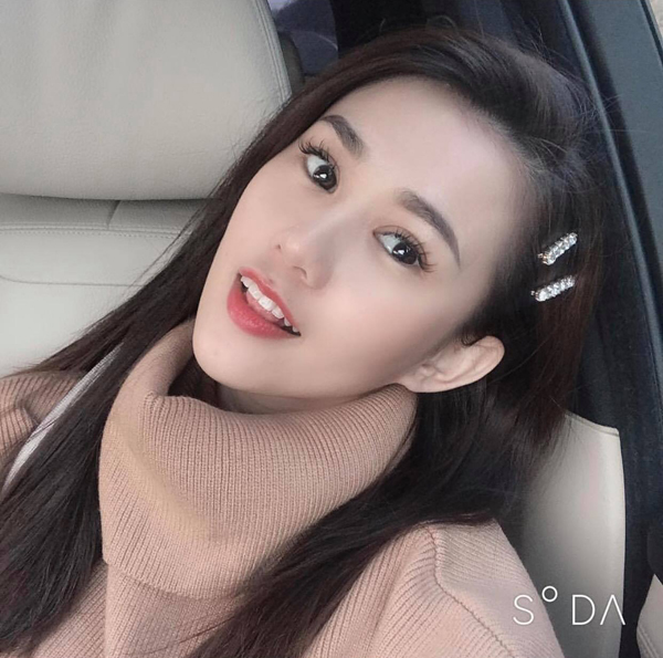 Tóc kẹp mái chẻ ngôi 5/5 hay rẽ ngôi lệch đều được sao Việt ưa chuộng. Ngọc Thảo chọn phụ kiện đính đá lấp lánh để làm điệu cho mái tóc.