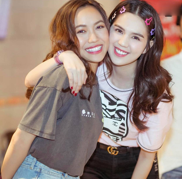 Ngọc Trinh (phải) với hình ảnh vô cùng xì tin khi hưởng ứng phong trào dùng kẹp mái nhiều sắc màu.