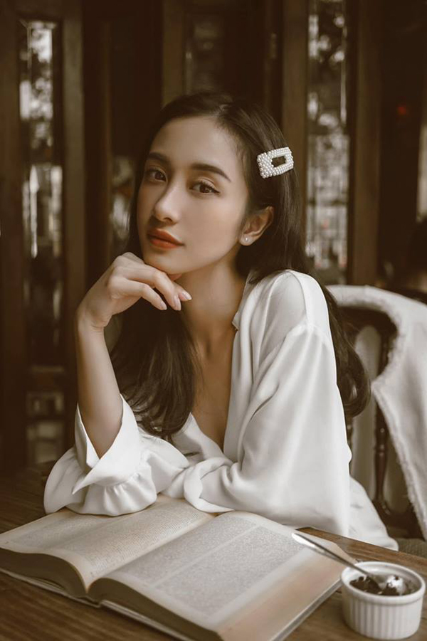 Mốt kẹp mái thịnh hành ở cuối những năm 90 được nhiều người đẹp Việt nhiệt tình lăng xê. Jun Vũ với hình ảnh nhẹ nhàng, thanh lịch khi đi nghỉ dưỡng tại Phú Quốc. 