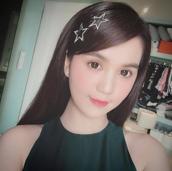 Kẹp ghim, kẹp mái có kiểu dáng xinh xắn và ngộ nghĩnh cũng được diễn viên Vòng eo 56 chọn lựa để sử dụng.