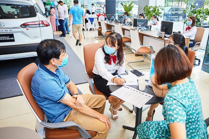 Khách hàng tại một đại lý Toyota Việt Nam. Ảnh: TMV.