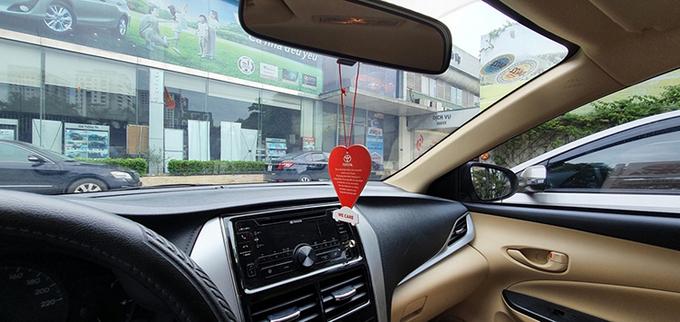 Tag nhắc bảo dưỡng (màu đỏ), kèm thông điệp cảm ơn của Toyota trong xe của khách hàng.