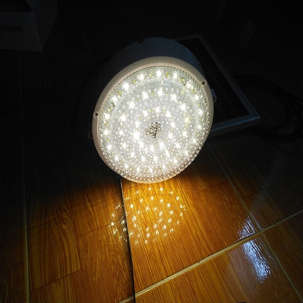 Thời gian sạc chỉ mất 4 – 6 tiếng nhưng chiếu sáng tới 12 – 18 tiếng liên tục