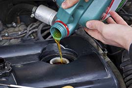 Thay nhớt chỉ dựa vào số km: Sai lầm phổ biến của người dùng