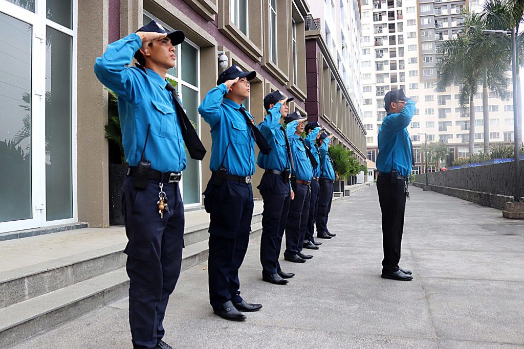 Nên thuê công ty bảo vệ hay tự tuyển?