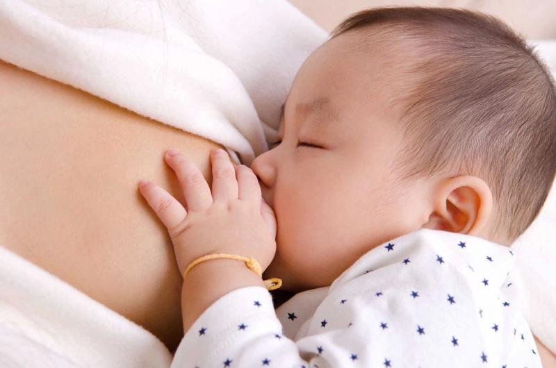 Sau nâng ngực có cho con bú được không?