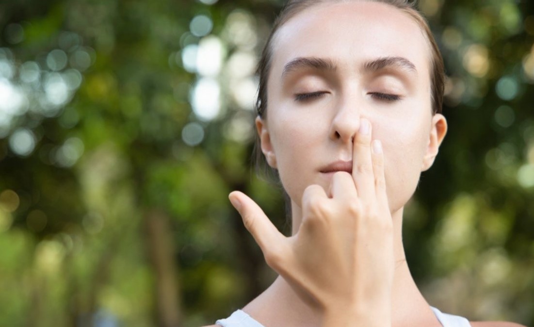 Các động tác massage cũng là một trong những cách nâng mũi tự nhiên không cần phẫu thuật