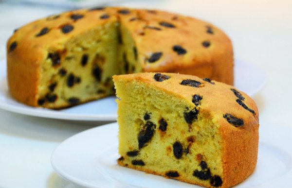 Cách làm bánh bông lan nho khô bằng nồi cơm điện siêu dễ tại nhà