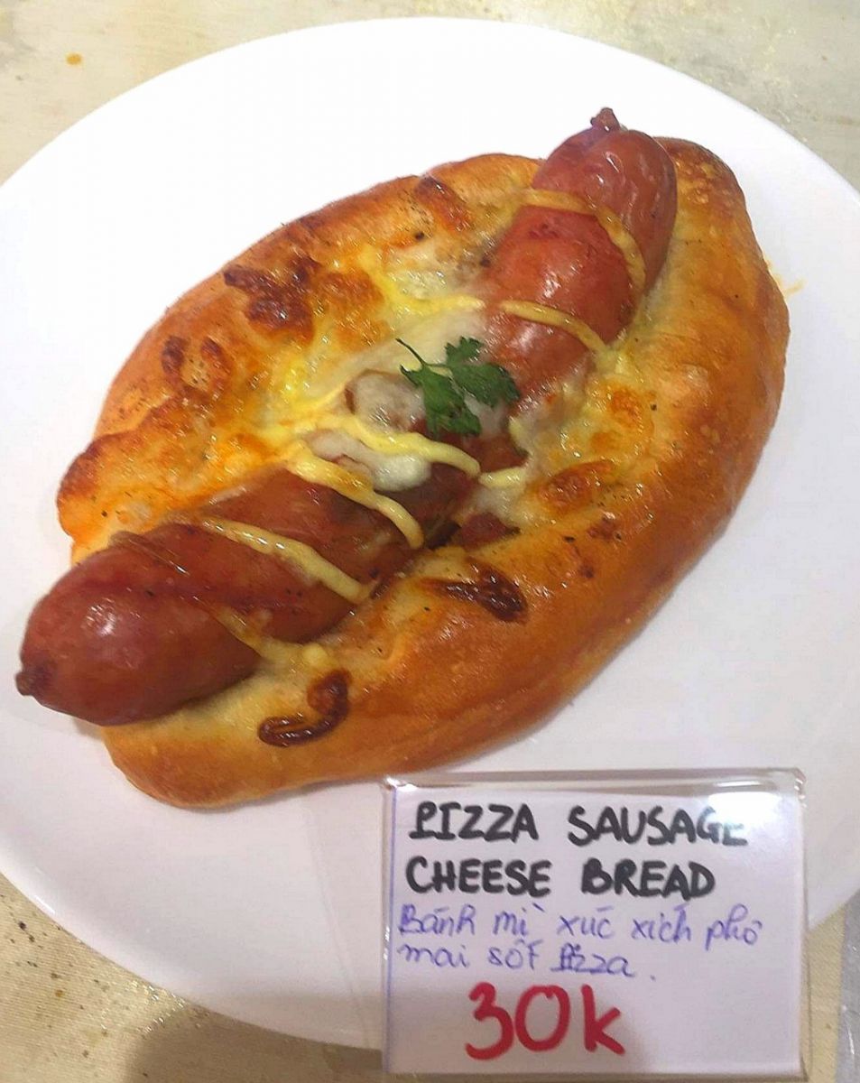 Bánh mì xúc xích phô mai sốt pizza