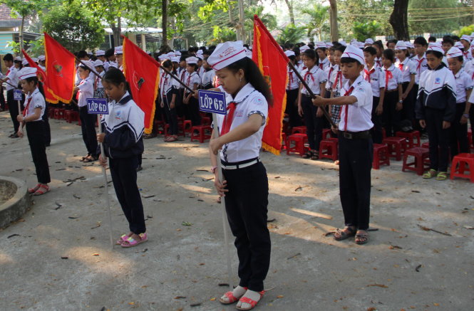 Buổi chào cờ trĩu nặng tuổi học trò