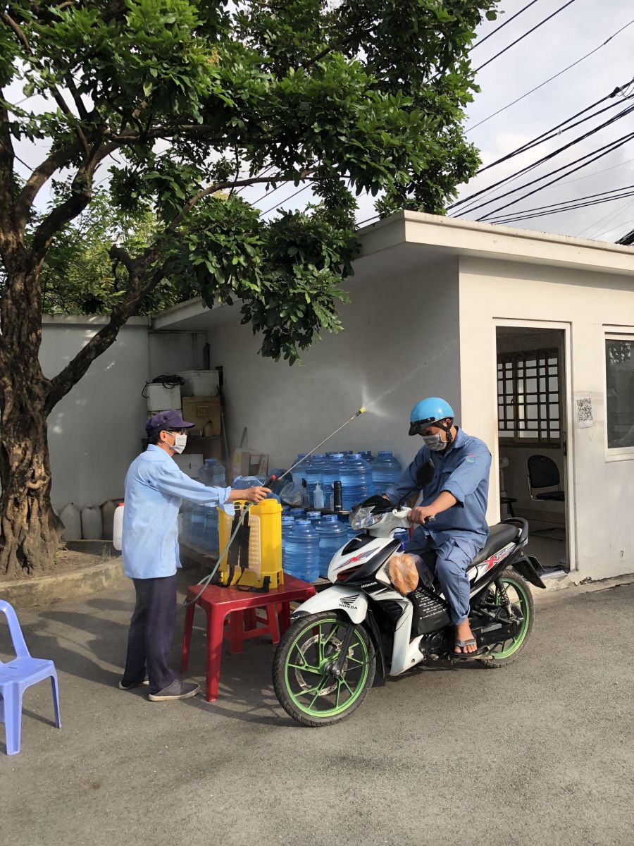 (Công tác phòng, chống dịch được thực hiện nghiêm ngặt đảm bảo an toàn cho công nhân viên)