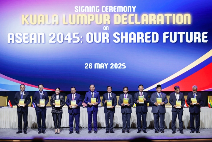ASEAN pledges to maintain peace and freedom of navigation in the East Sea