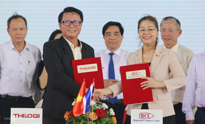 Đại diện Thilogi ký kết hợp tác với hãng tàu Regional Container Lines sáng 16/5. Ảnh: Đắc Thành