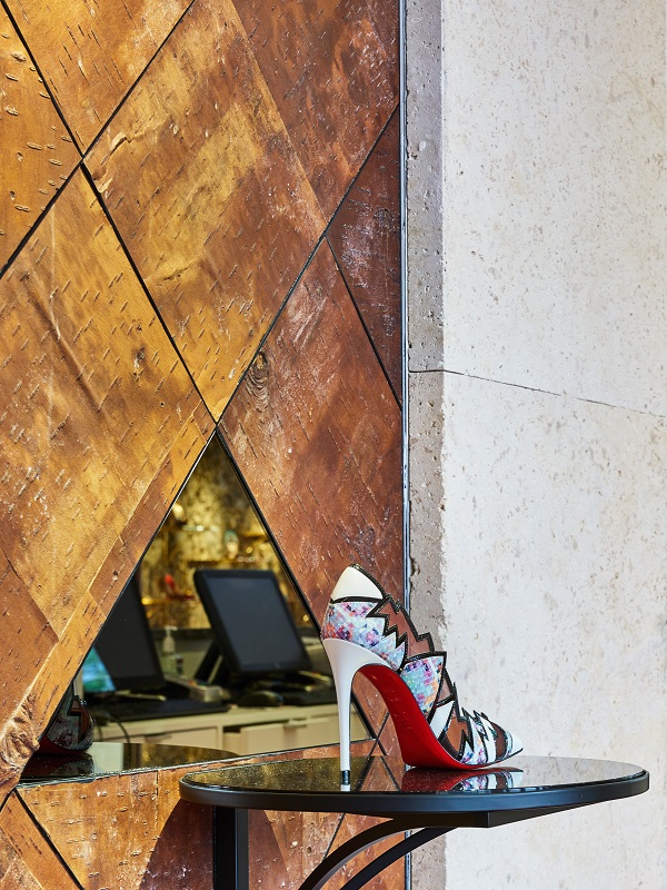 Christian Louboutin với thiết kế cửa hàng độc đáo bằng vỏ cây bao quanh tại Miami Design District