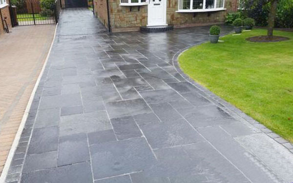 Lưu ý khi thi công đá Bazan tự nhiên lát sân để tránh “tiền mất tật mang”