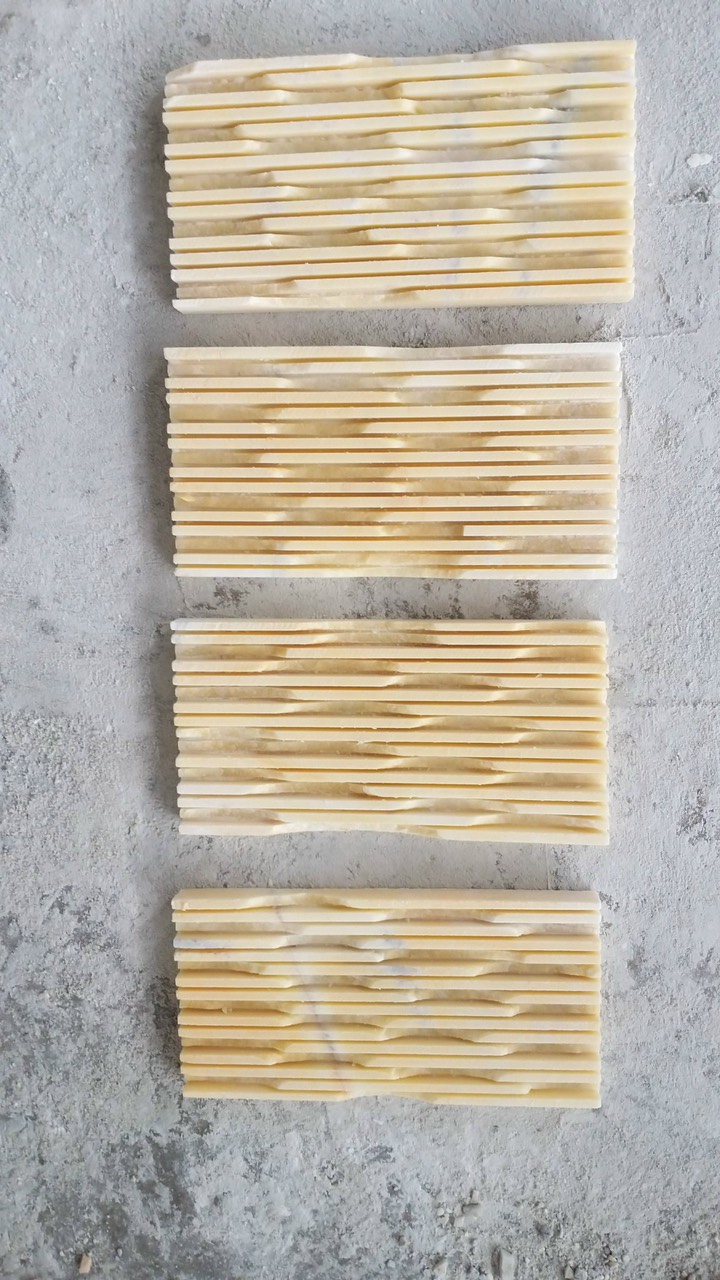 Đá răng lược vàng