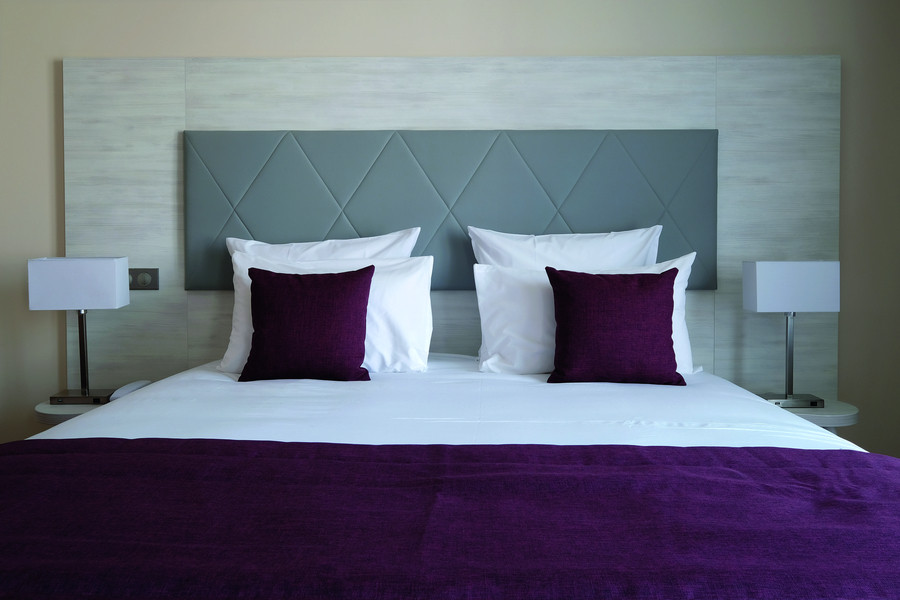 Tấm vải trải ngang ở cuối giường khách sạn (bed-runner)