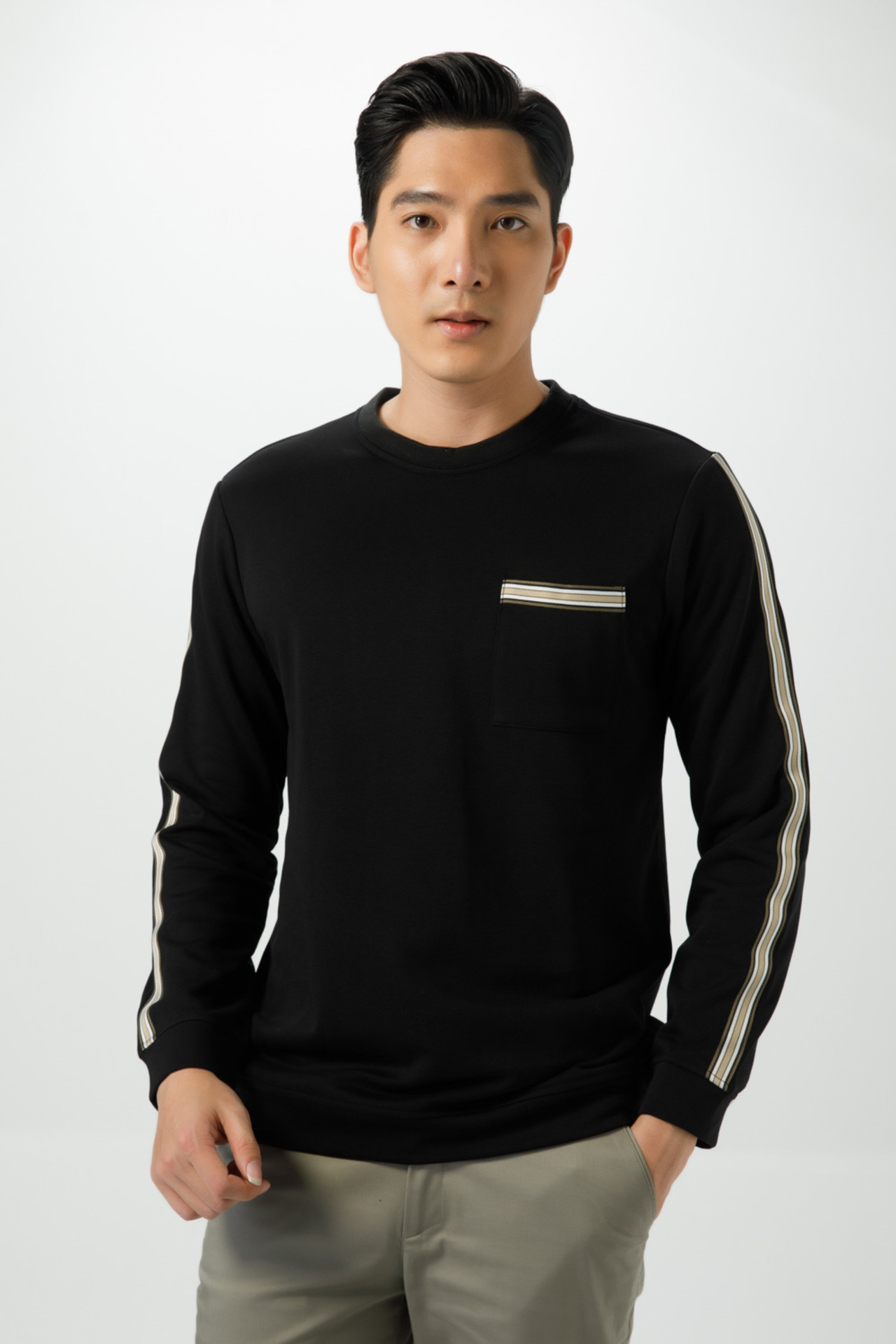 Áo thun viền sọc đen
