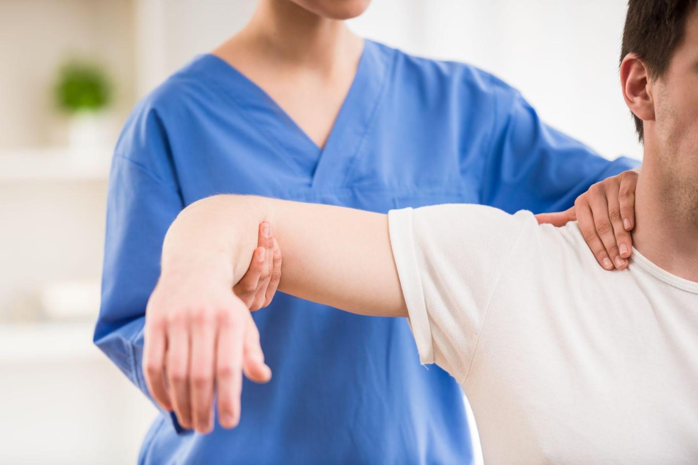 Thoái hóa đốt sống cổ chèn dây thần kinh nguy hiểm như thế nào? 2