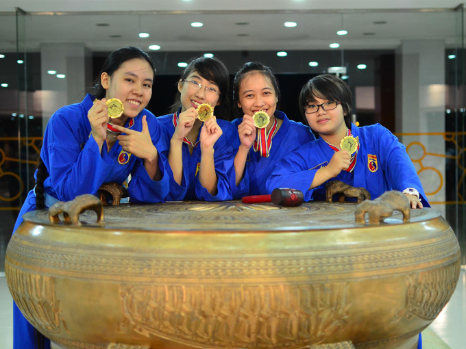 Hoàng Phương Nga (thứ hai từ trái sang) giành huy chương vàng một giải đấu Vovinam do Trường ĐH FPT tổ chức. Ảnh: Nhân vật cung cấp