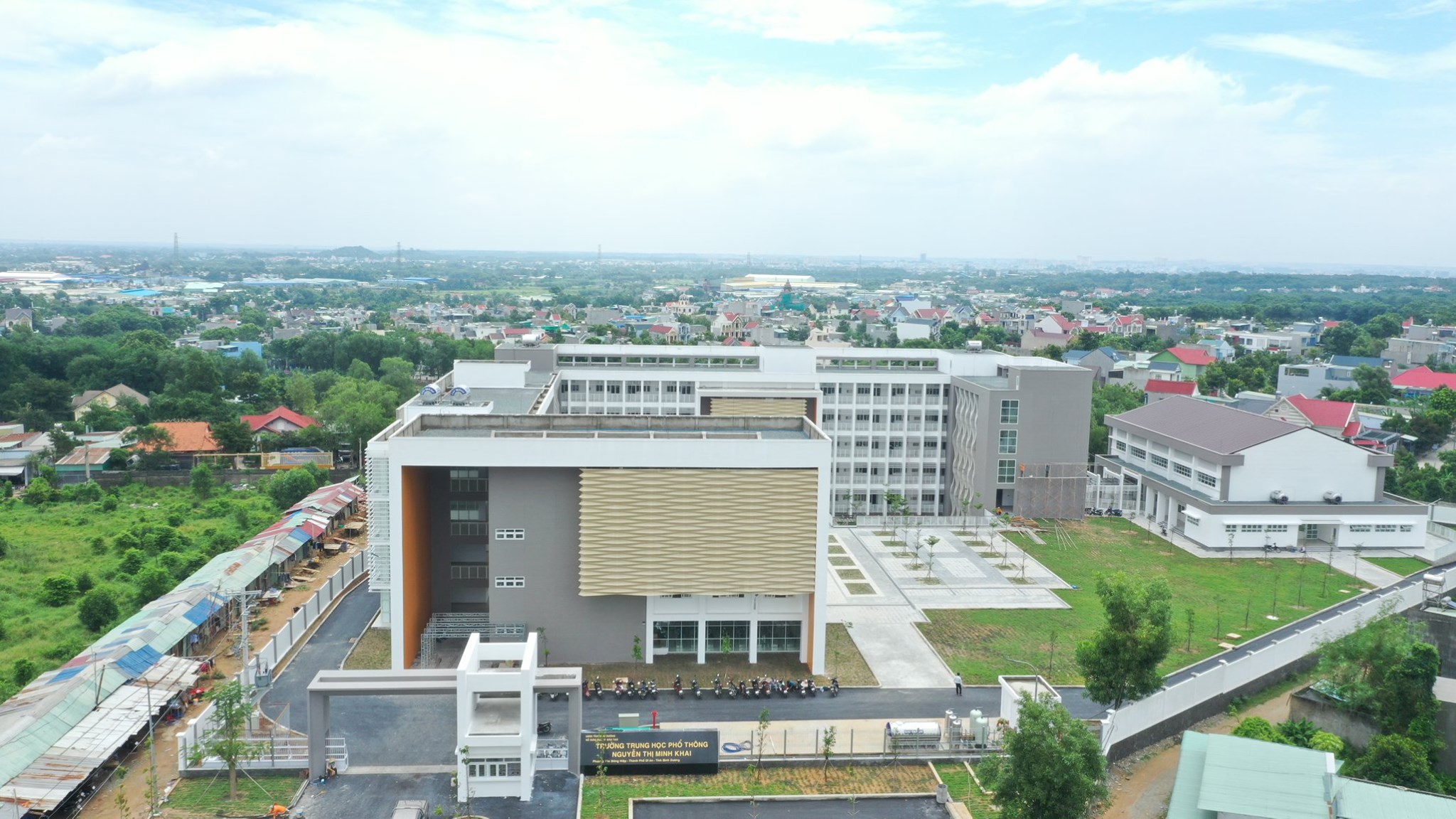 TRƯỜNG THPT NGUYỄN THỊ MINH KHAI 