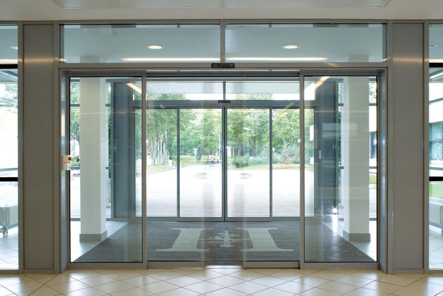 Automatic glass door