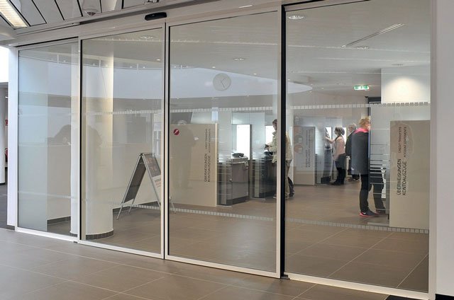 Automatic glass door