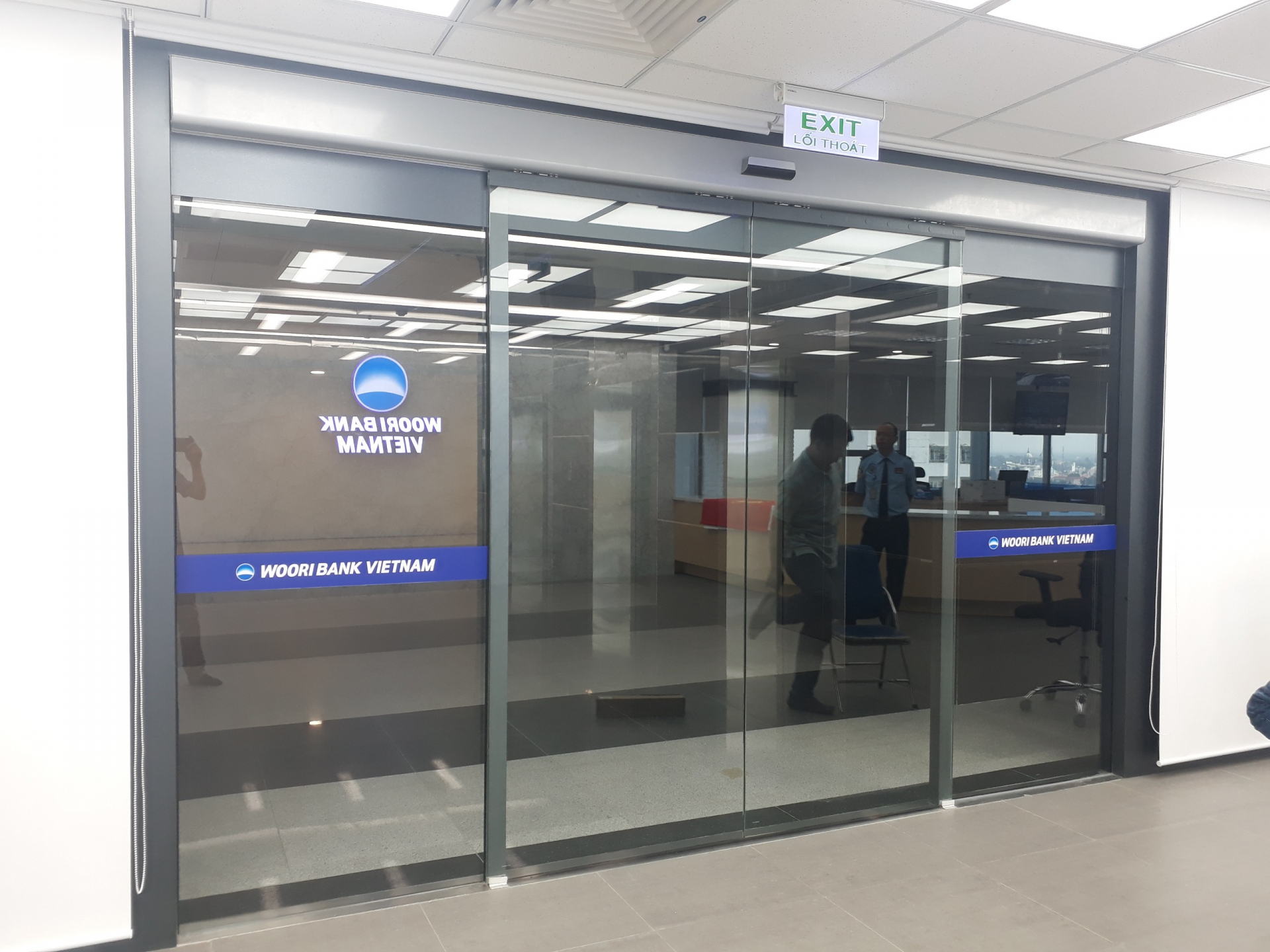 Automatic glass door
