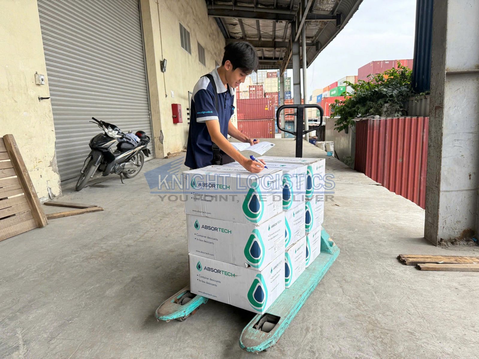 Nhân viên Knight kiểm tra lô hàng ở kho