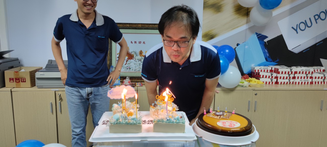 Mr Lâm thổi nến kỉ niệm 11 năm thành lập công ty