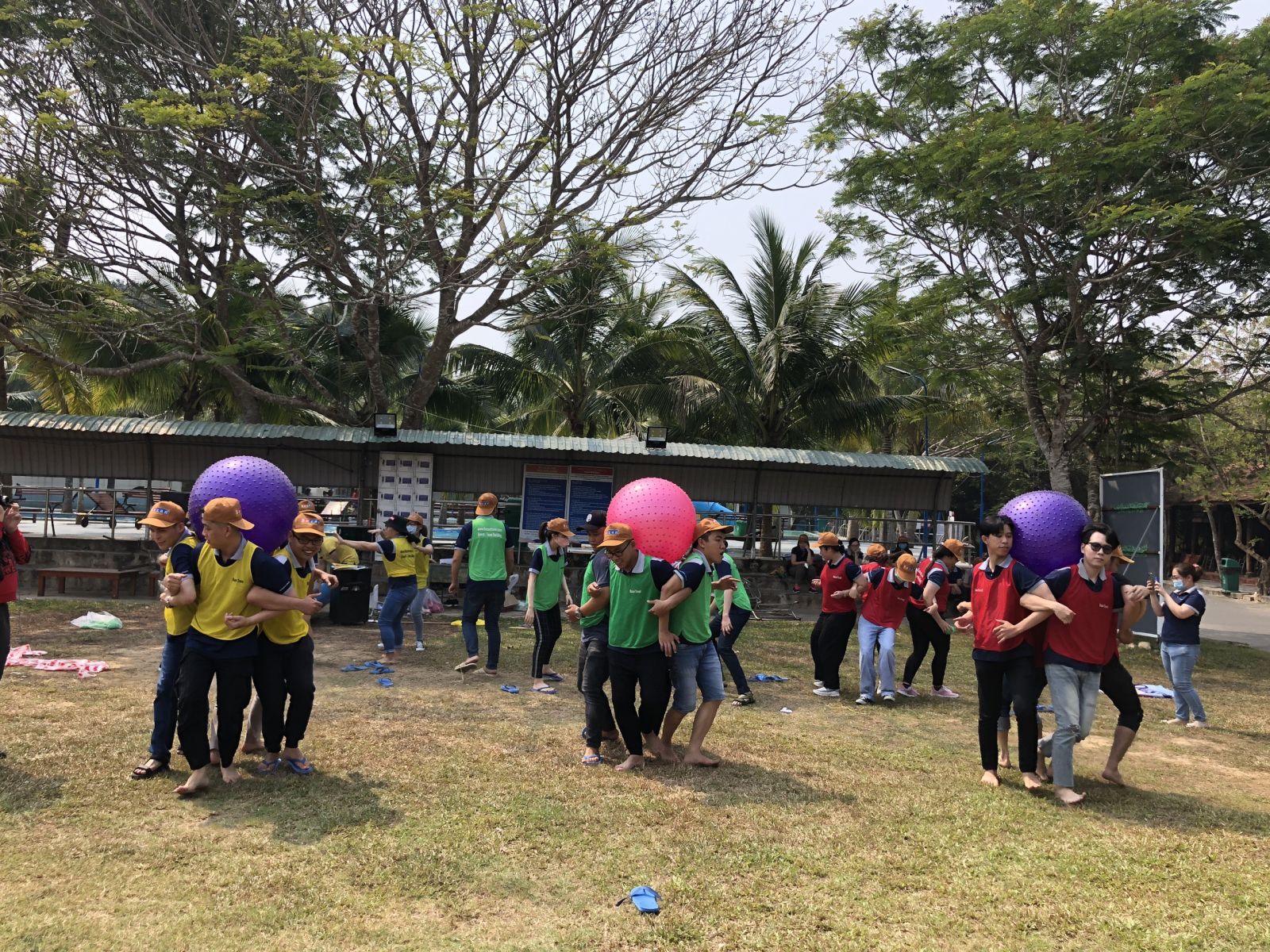 Các team đang cố gắng để vượt lên chuyền vòng về điểm đích