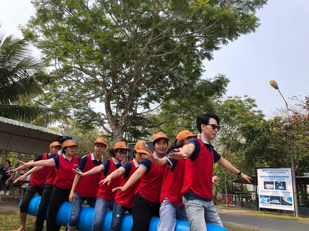 Team Con Cọp đang cưỡi voi về đích rất là vui nhộn