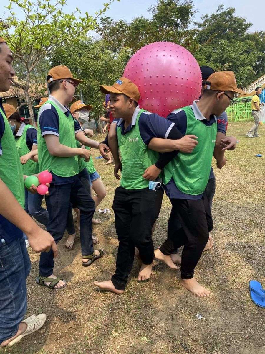 Những chàng trai team xanh xa lánh rất là nâng niu quả bóng