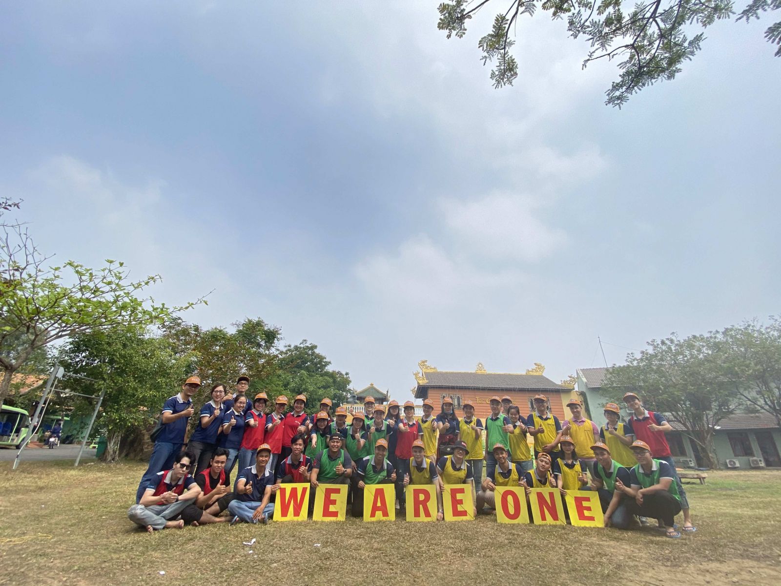 Đại gia đình Knight Logistics cùng nhau đoàn kết để ghép chữ vô cùng ý nghĩa 