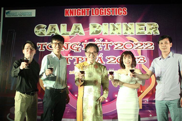 Mr. Lâm cùng các trưởng chi nhánh nâng ly khai mạc buổi tiệc.