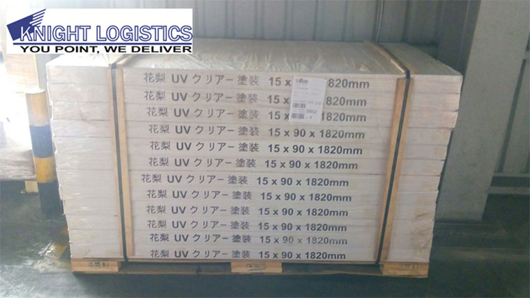 Kiện hàng đang ở kho chờ làm thủ tục