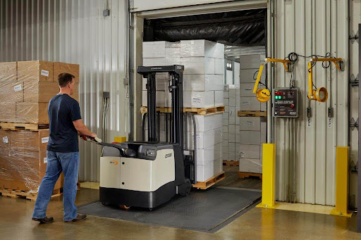 Lợi ích của xe nâng điện đối với môi trường và doanh nghiệp