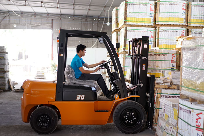 Những quy định an toàn khi sử dụng xe nâng điện ngồi lái