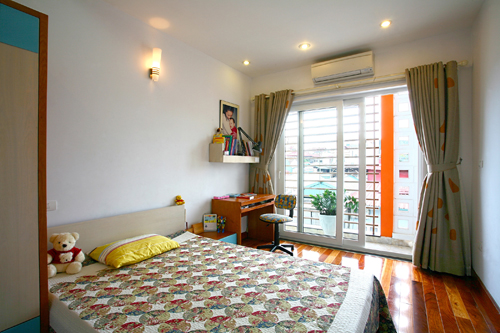 Khoảng tường từ trên cửa tới trần phải đủ cao để lắp điều hòa. Ảnh minh họa: Hà Thành.
