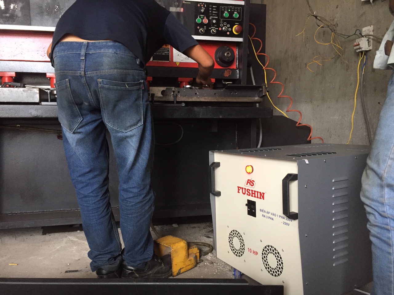 hình hoạt động 3, máy biến áp 1pha ra 3pha