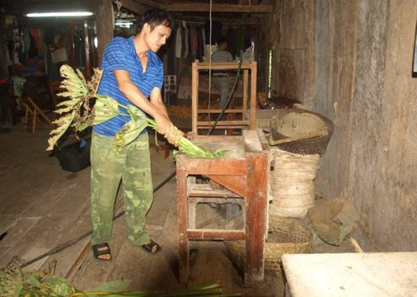 Một ông nông dân tỉnh Cao Bằng sáng chế máy thái rau, máy bóc lạc khiến cả làng nể phục